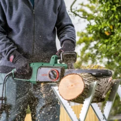 Bosch UniversalChain35 1.8W Mains Fed Corded 350mm Chainsaw 13 Bosch UniversalChain35 1.8W Mains Fed Corded 350mm Chainsaw -Greenie Shop bosch universalchain35 1 8w mains fed corded 350mm chainsaw4059952608167 06i bq