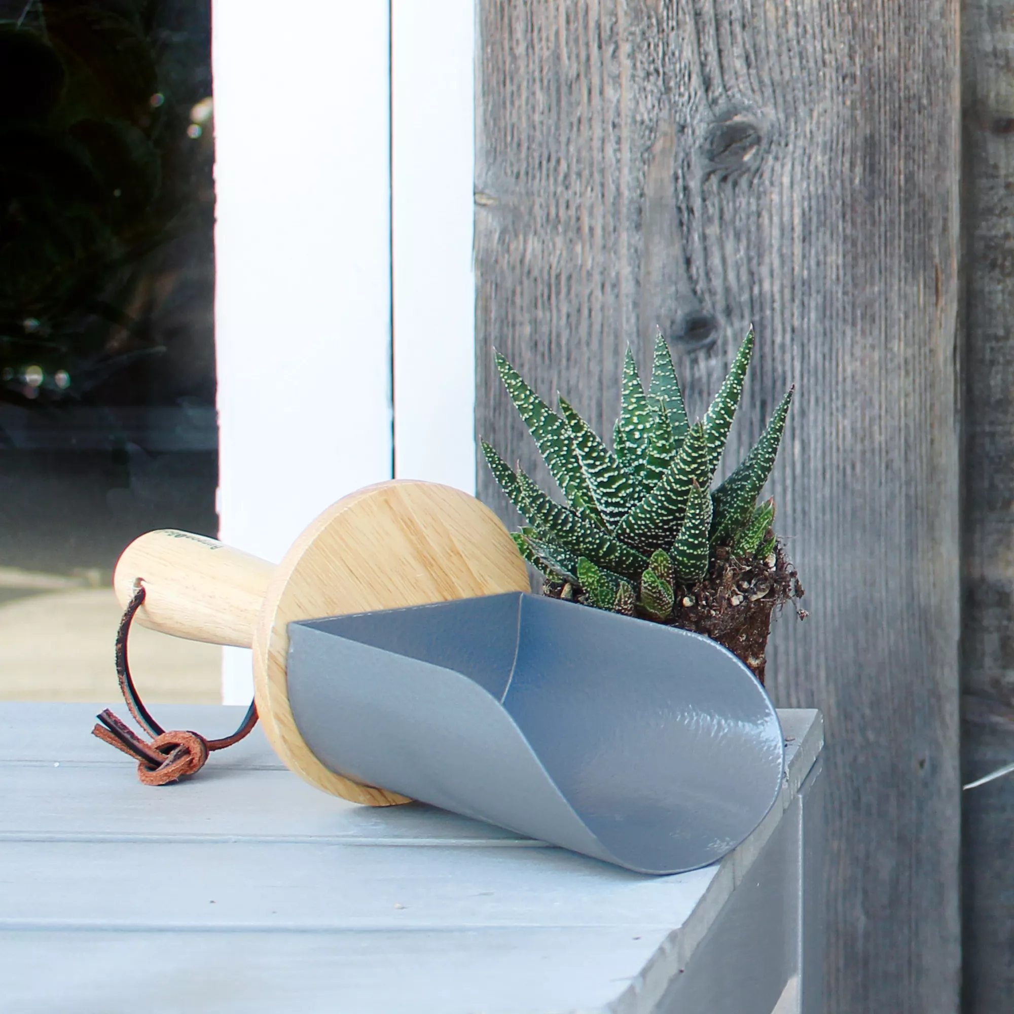 Burgon & Ball Steel Soil Scoop 5 Burgon & Ball Steel Soil Scoop - Image 3