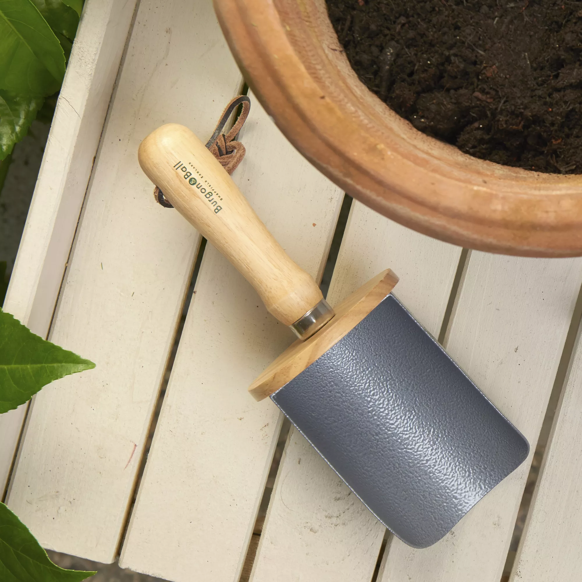 Burgon & Ball Steel Soil Scoop 4 Burgon & Ball Steel Soil Scoop - Image 2