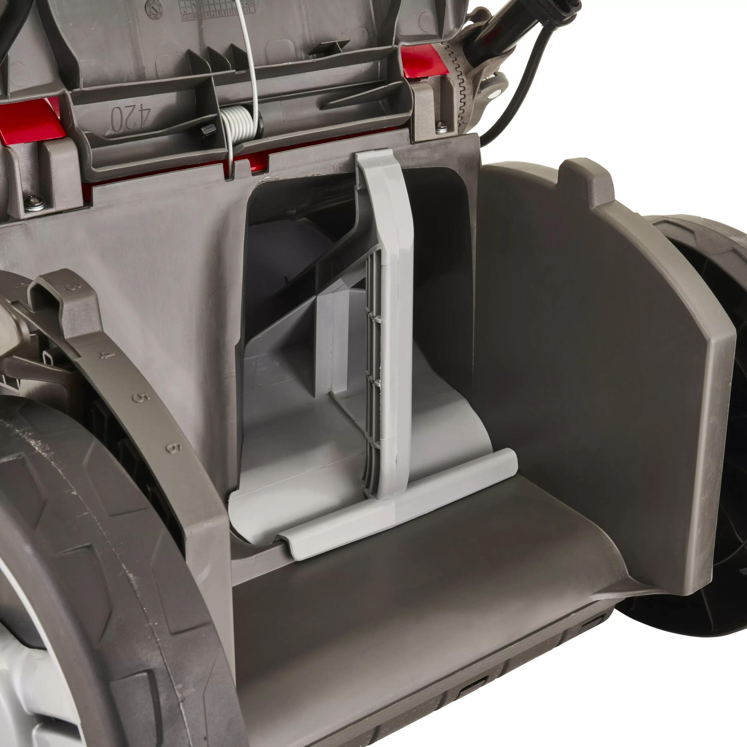 Mountfield Freedom500 42 Li Kit Cordless 48V Rotary Lawnmower 11 Mountfield Freedom500 42 Li Kit Cordless 48V Rotary Lawnmower - Image 9